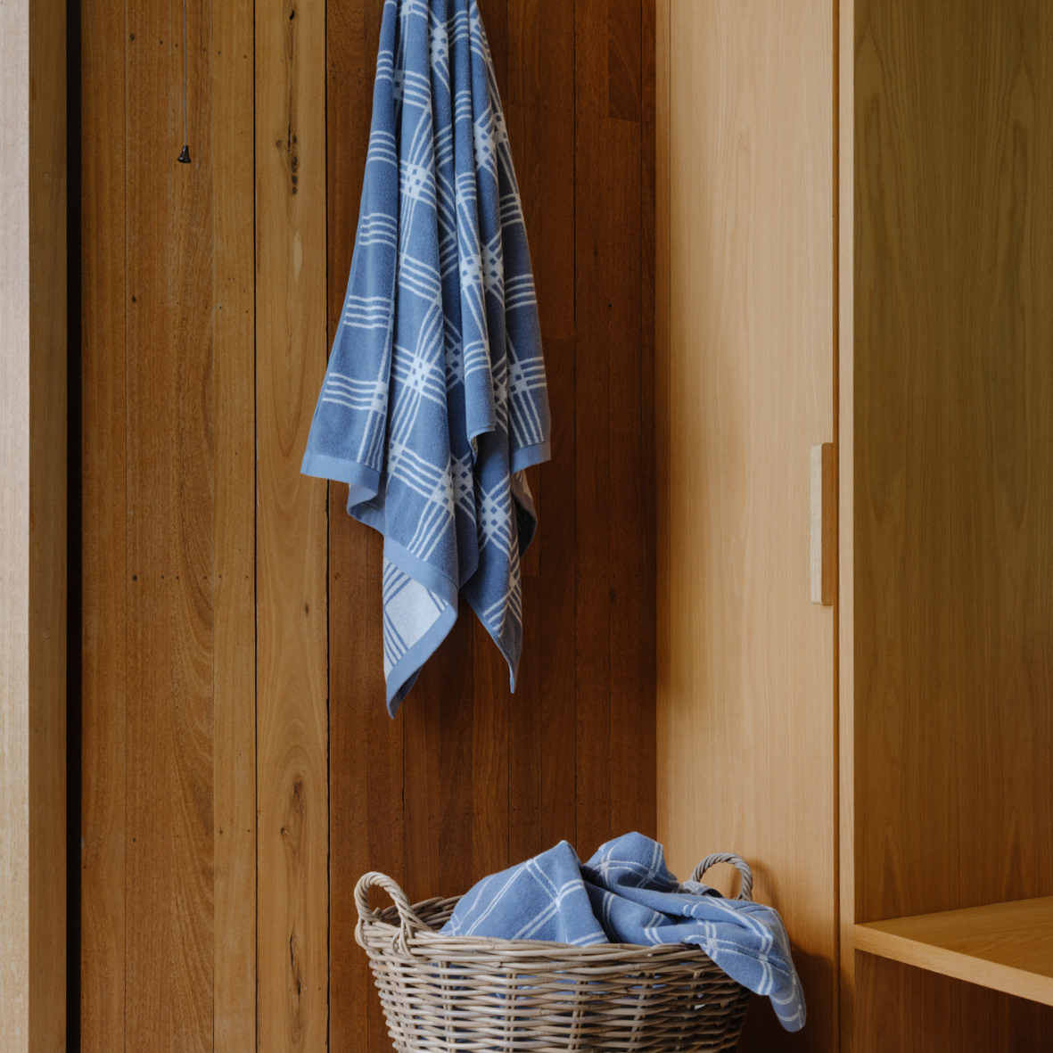 FRISA POOL TOWEL celeste & chalk - NEW